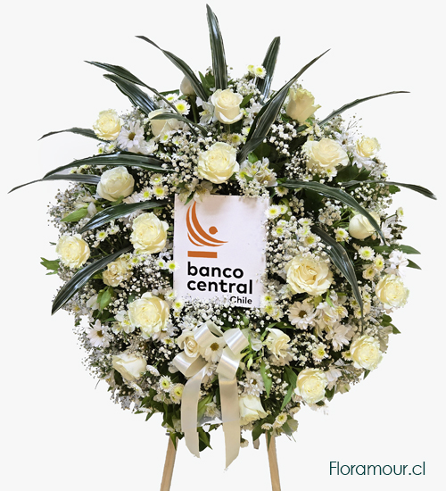 Ofrenda corona corporativa importante montada en tr&iacute;pode, confeccionada con rosas blancas&nbsp;y flores mixtas de complemento. (EL LOGO DE SU EMPRESA DEBE SER ENVIADO&nbsp;POR MAIL UNA VEZ QUE CULMINE&nbsp;SU PEDIDO:&nbsp;&nbsp;adm.floramour@gmail.com.&nbsp; +569987054409)
